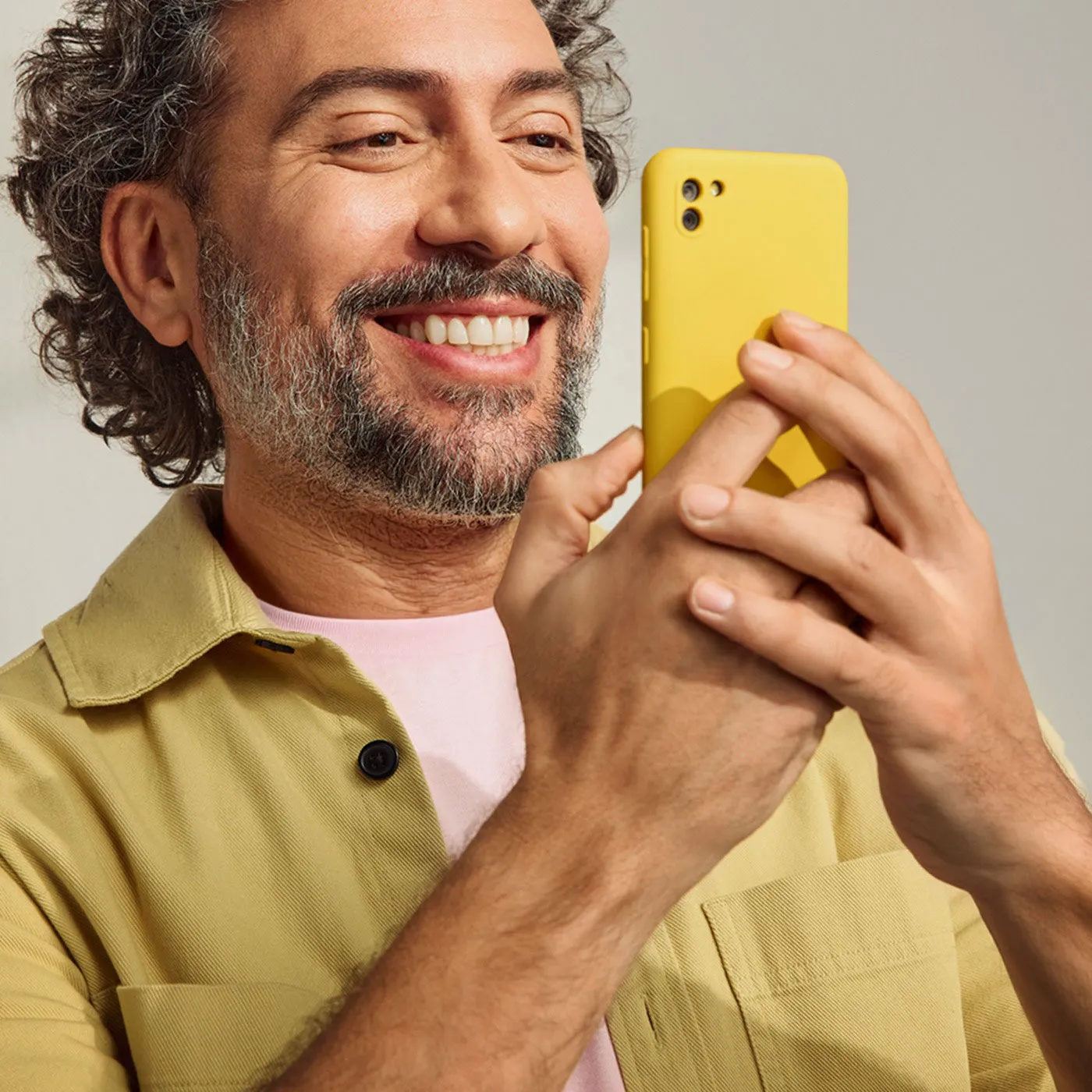 Lachender Mann mit Mobiltelefon